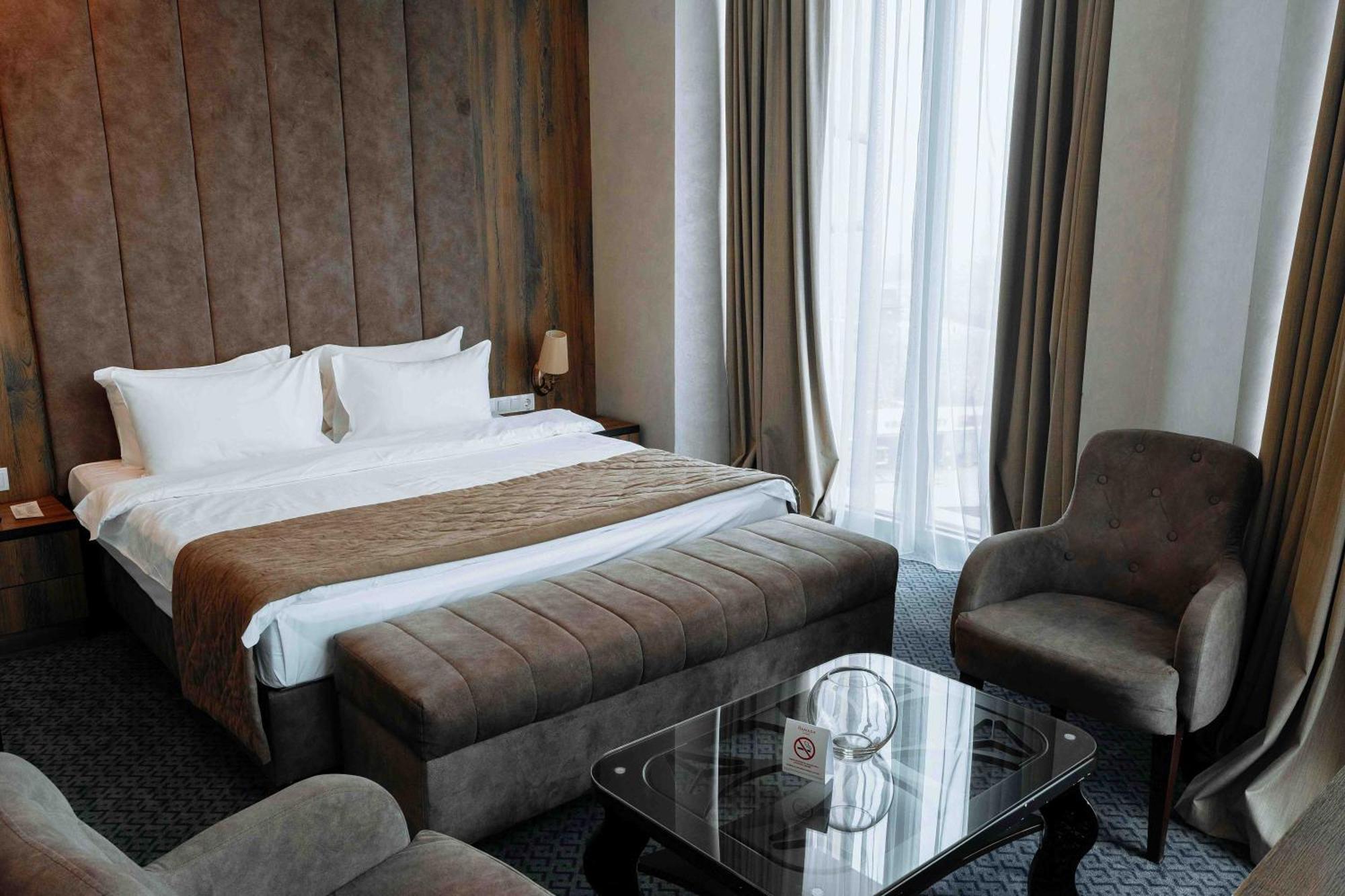 Hotel Ramada By Wyndham Szymkent Zewnętrze zdjęcie