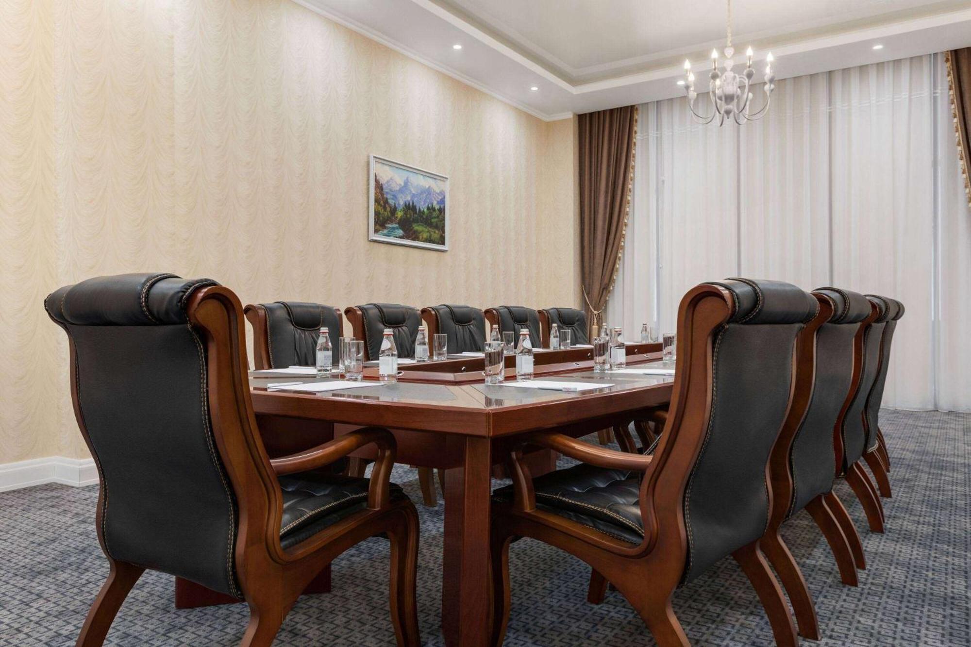 Hotel Ramada By Wyndham Szymkent Zewnętrze zdjęcie